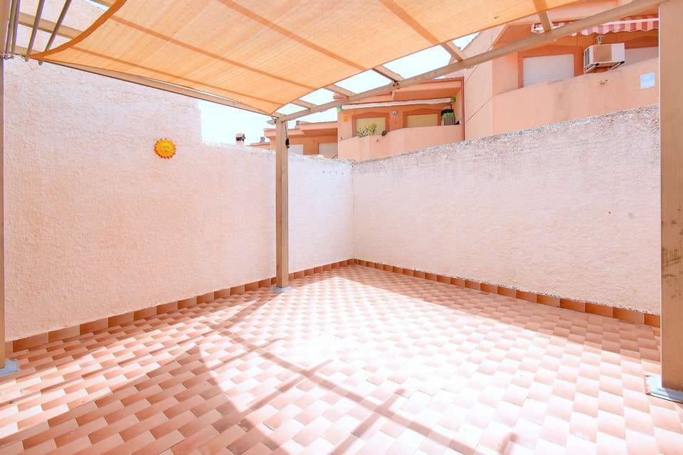 2 bedroom Villa for sale in La Manga del Mar Menor - € 160,000 (Ref: 9016809)