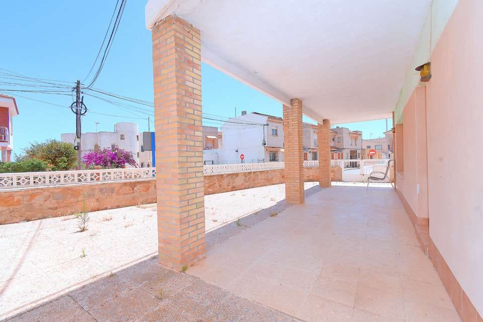 4 bedroom Villa for sale in Los Urrutias - € 159,000 (Ref: 9021806)