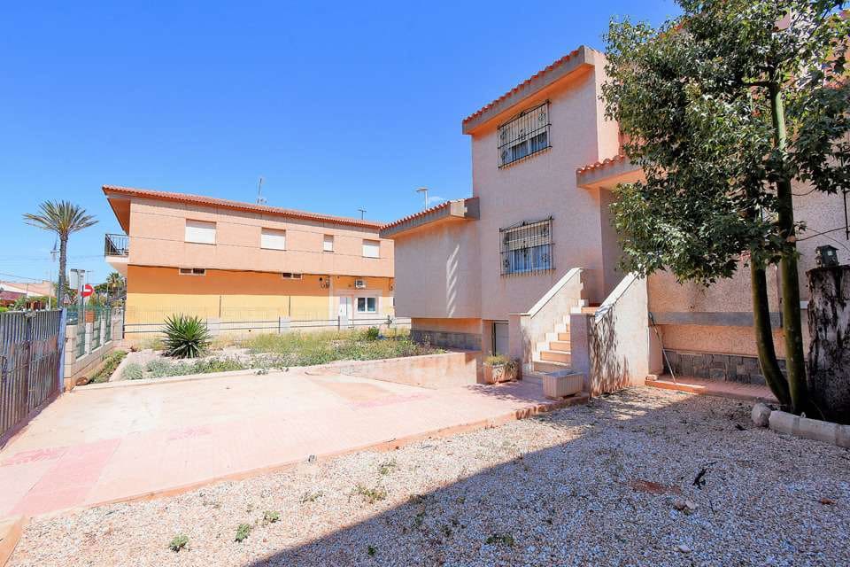5 bedroom Villa for sale in Los Urrutias with garage - € 315,000 (Ref: 9275378)