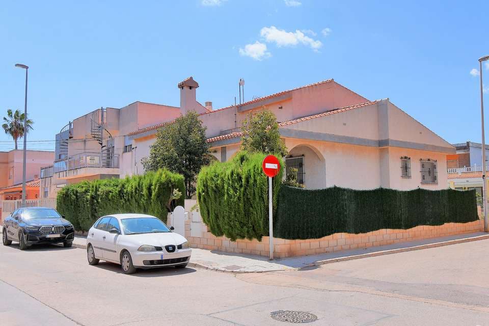 5 bedroom Villa for sale in Los Urrutias with garage - € 315,000 (Ref: 9275378)