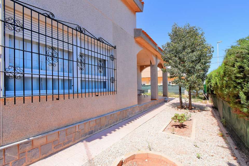 5 bedroom Villa for sale in Los Urrutias with garage - € 315,000 (Ref: 9275378)