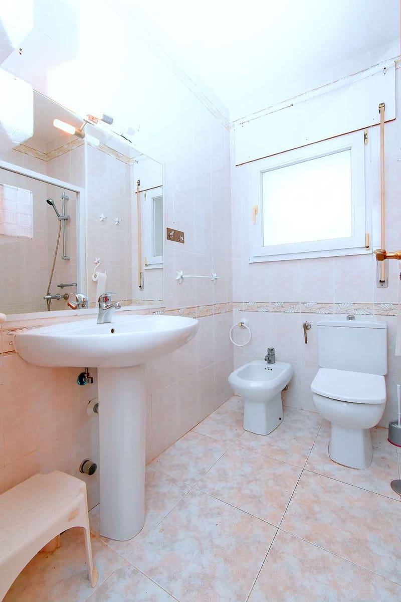 5 bedroom Villa for sale in Los Urrutias with garage - € 315,000 (Ref: 9275378)