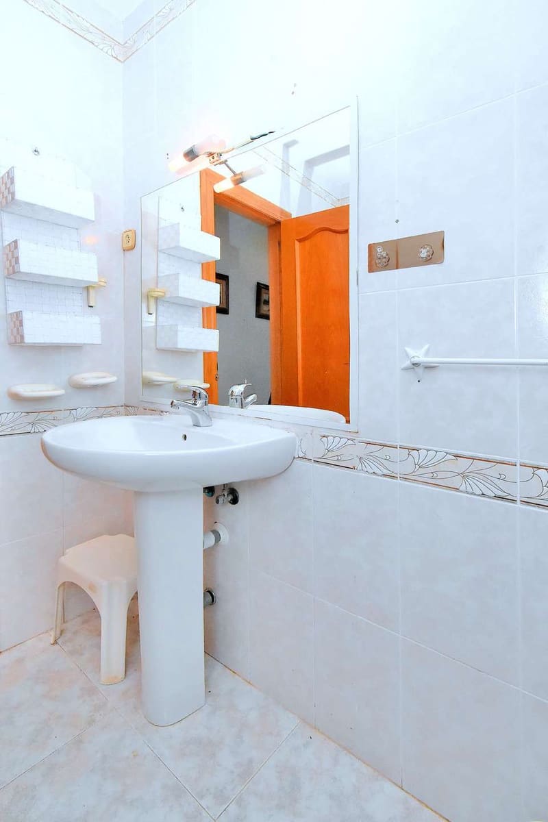 5 bedroom Villa for sale in Los Urrutias with garage - € 315,000 (Ref: 9275378)