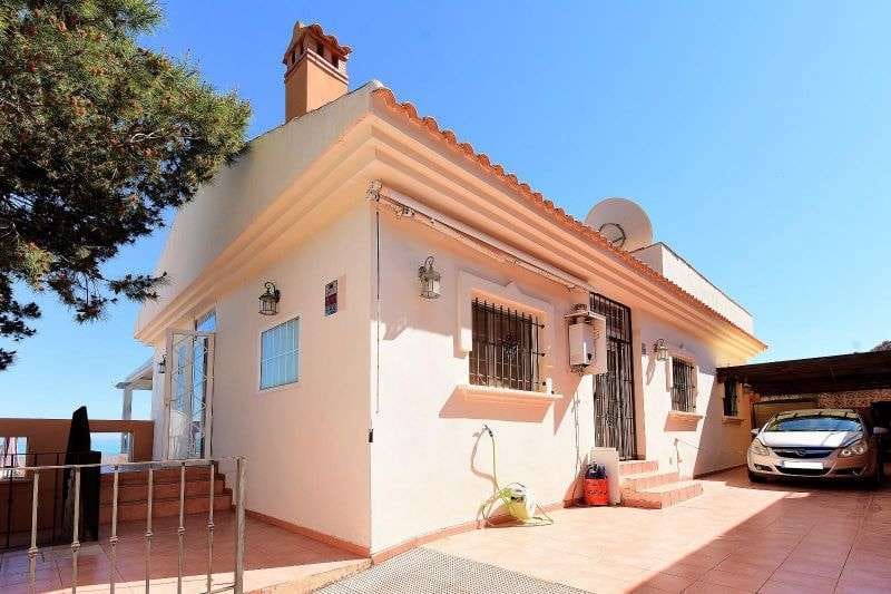 3 bedroom Villa for sale in El Carmoli with pool - € 399,000 (Ref: 9352166)