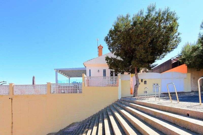 3 bedroom Villa for sale in El Carmoli with pool - € 399,000 (Ref: 9352166)