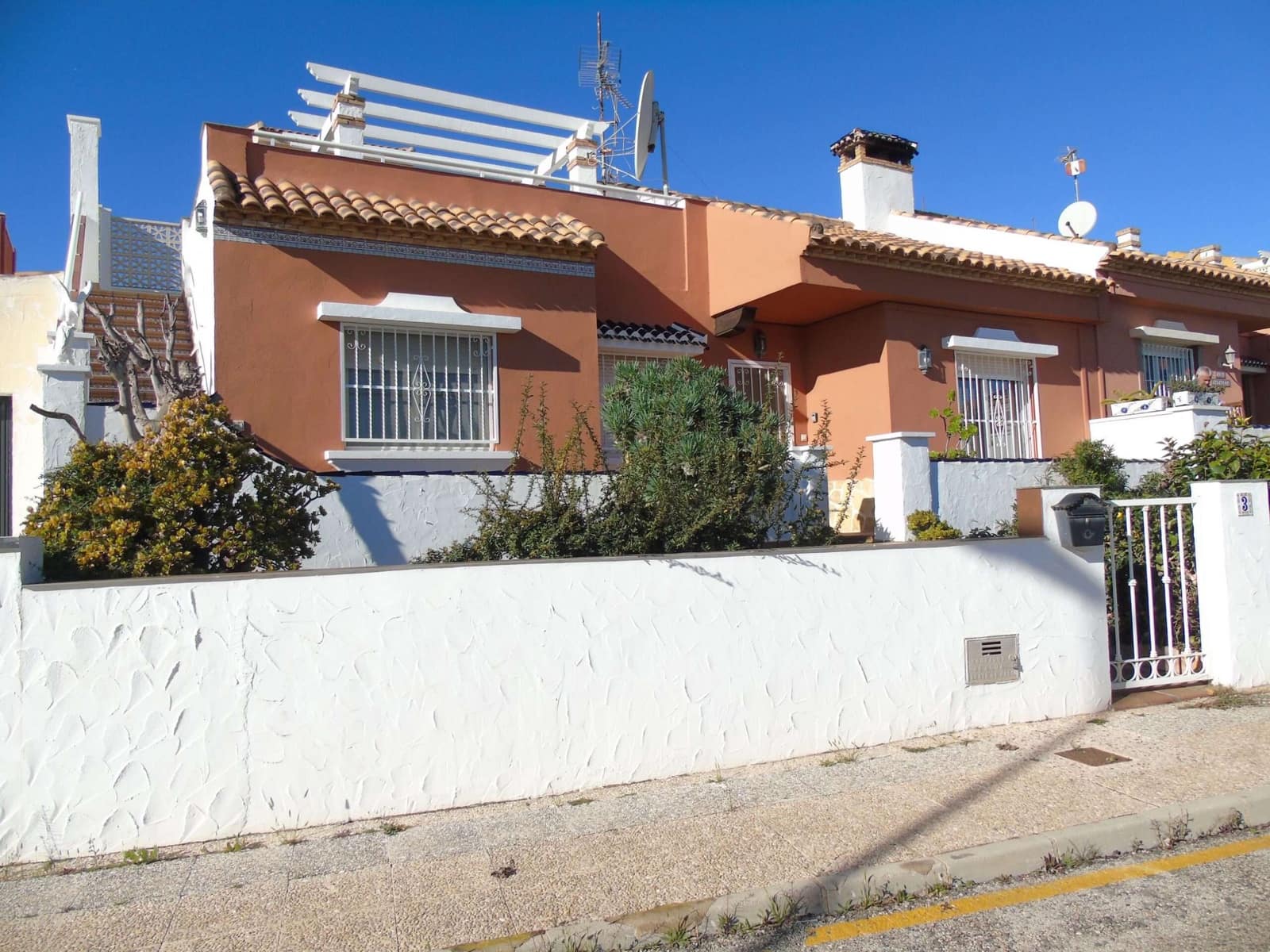 3 bedroom Villa for sale in El Carmoli with pool - € 155,000 (Ref: 9533003)