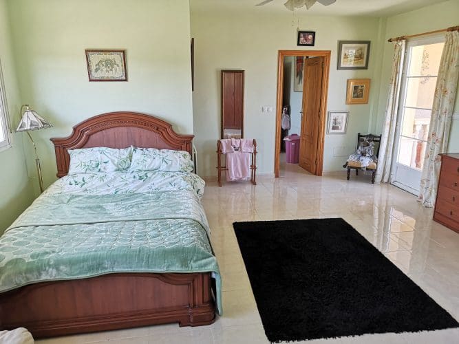 5 bedroom Villa for sale in El Pareton with garage - € 282,980 (Ref: 9829671)