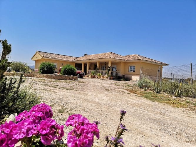 5 bedroom Villa for sale in El Pareton with garage - € 282,980 (Ref: 9829671)