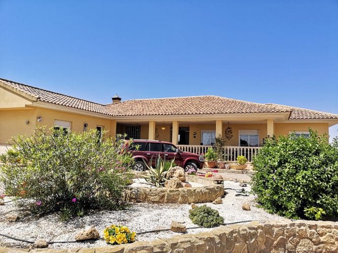 5 bedroom Villa for sale in El Pareton with garage - € 282,980 (Ref: 9829671)