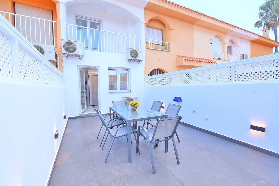 2 makuuhuone Omakotitalo myytävänä paikassa Estrella de Mar mukana uima-altaan - 220 000 € (Ref: 9838437)