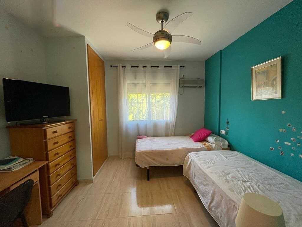6 makuuhuone Huvila myytävänä paikassa Los Alcazares mukana uima-altaan - 498 000 € (Ref: 9902480)
