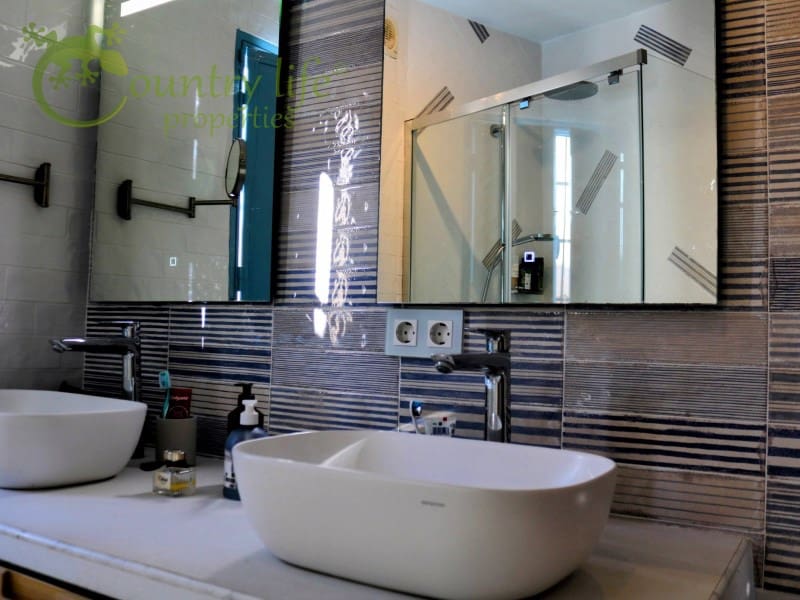 Casa de 3 habitaciones en Sedella en venta - 298.000 € (Ref: 10049337)