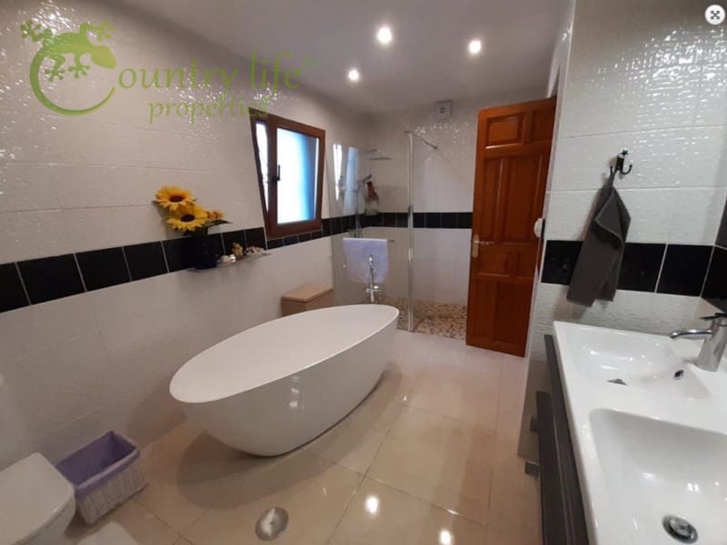 5 bedroom Villa for sale in Iznate - € 545,000 (Ref: 8708215)