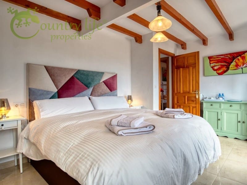 5 bedroom Villa for sale in Iznate - € 545,000 (Ref: 8708215)