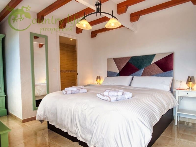 5 bedroom Villa for sale in Iznate - € 545,000 (Ref: 8708215)