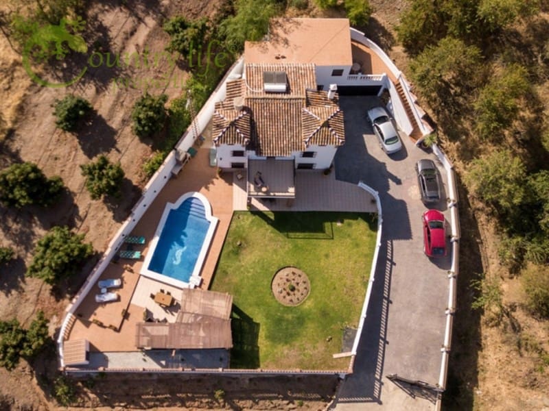 5 bedroom Villa for sale in Iznate - € 545,000 (Ref: 8708215)