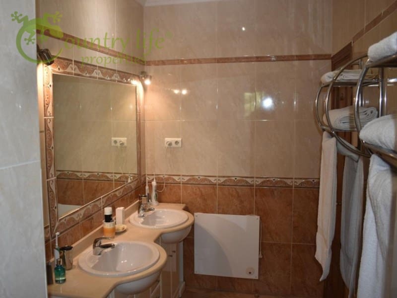 3 bedroom Villa for sale in Vinuela - € 540,000 (Ref: 8751227)