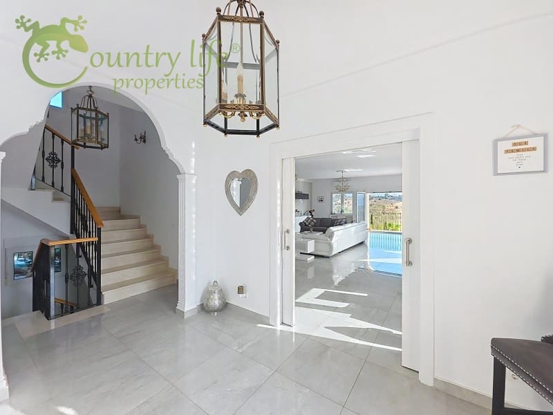 4 bedroom Villa for sale in Vinuela - € 795,000 (Ref: 9265498)