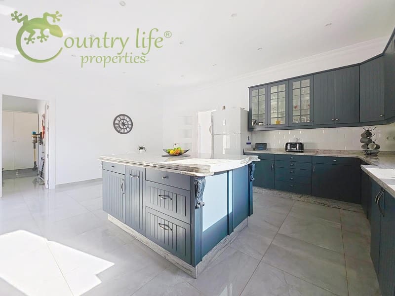 4 bedroom Villa for sale in Vinuela - € 795,000 (Ref: 9265498)