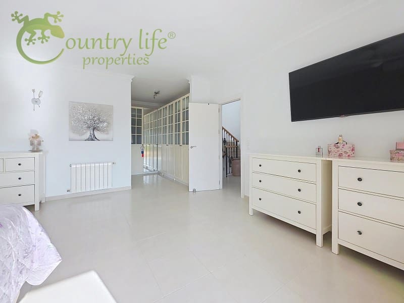 4 bedroom Villa for sale in Vinuela - € 795,000 (Ref: 9265498)