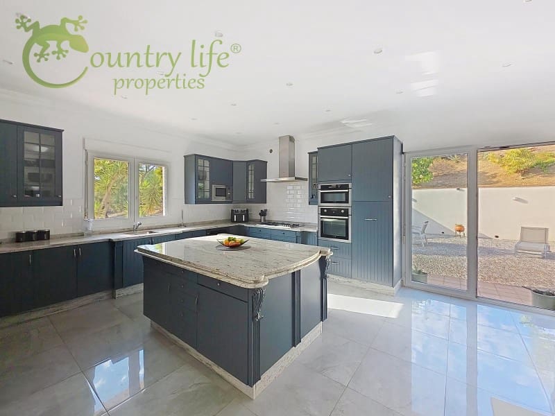 4 bedroom Villa for sale in Vinuela - € 795,000 (Ref: 9265498)