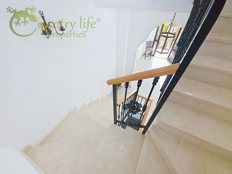 4 bedroom Villa for sale in Vinuela - € 795,000 (Ref: 9265498)