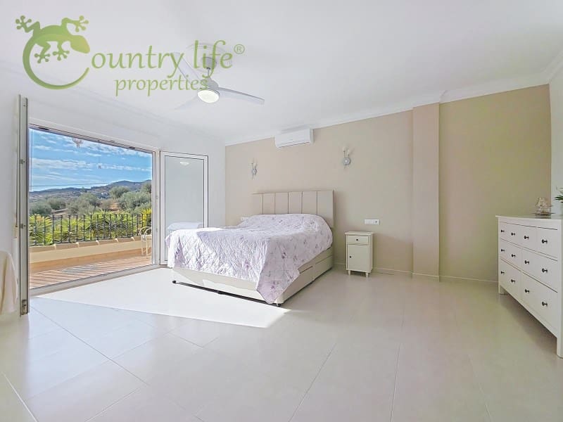 4 bedroom Villa for sale in Vinuela - € 795,000 (Ref: 9265498)