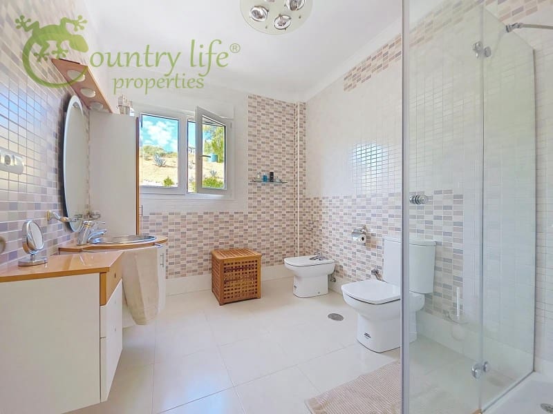 4 bedroom Villa for sale in Vinuela - € 795,000 (Ref: 9265498)