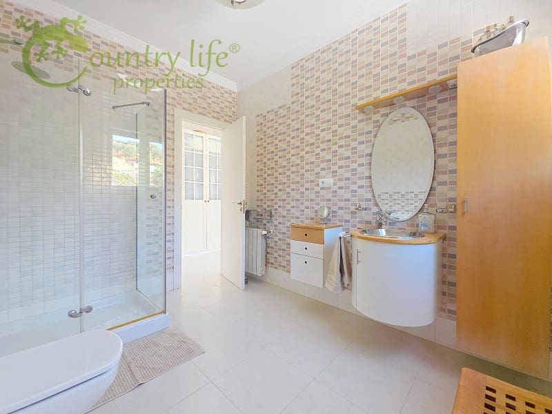 4 bedroom Villa for sale in Vinuela - € 795,000 (Ref: 9265498)