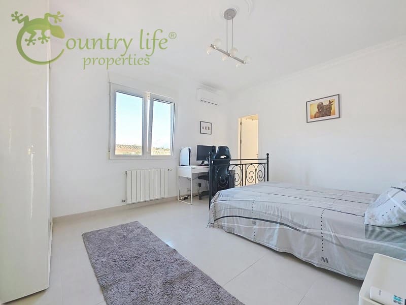 4 bedroom Villa for sale in Vinuela - € 795,000 (Ref: 9265498)