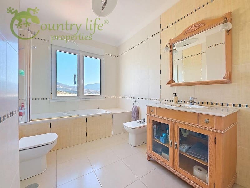 4 bedroom Villa for sale in Vinuela - € 795,000 (Ref: 9265498)