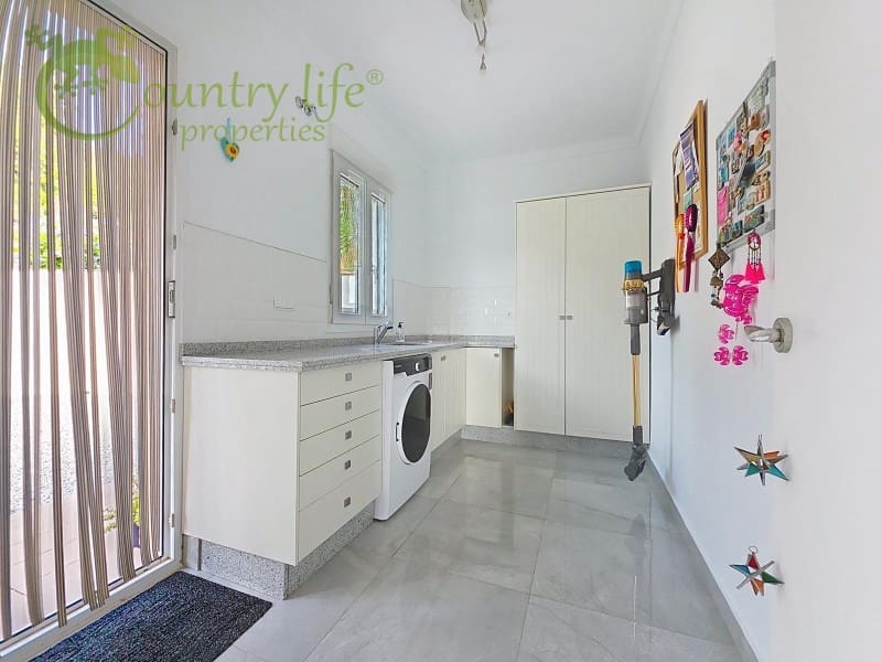 4 bedroom Villa for sale in Vinuela - € 795,000 (Ref: 9265498)