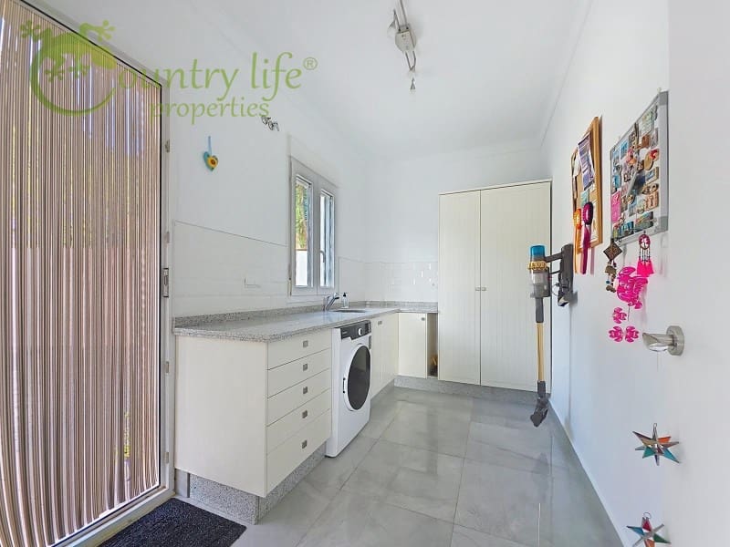 4 bedroom Villa for sale in Vinuela - € 795,000 (Ref: 9265498)