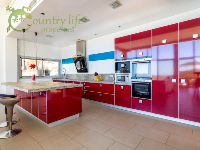 4 slaapkamer Villa te koop in Sayalonga - € 1.350.000 (Ref: 9504675)