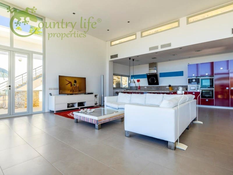 4 slaapkamer Villa te koop in Sayalonga - € 1.350.000 (Ref: 9504675)