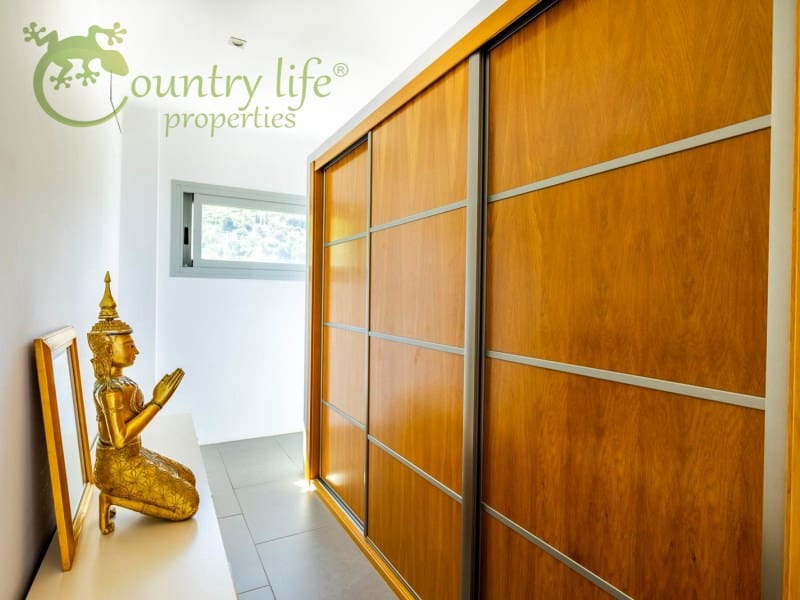 4 slaapkamer Villa te koop in Sayalonga - € 1.350.000 (Ref: 9504675)