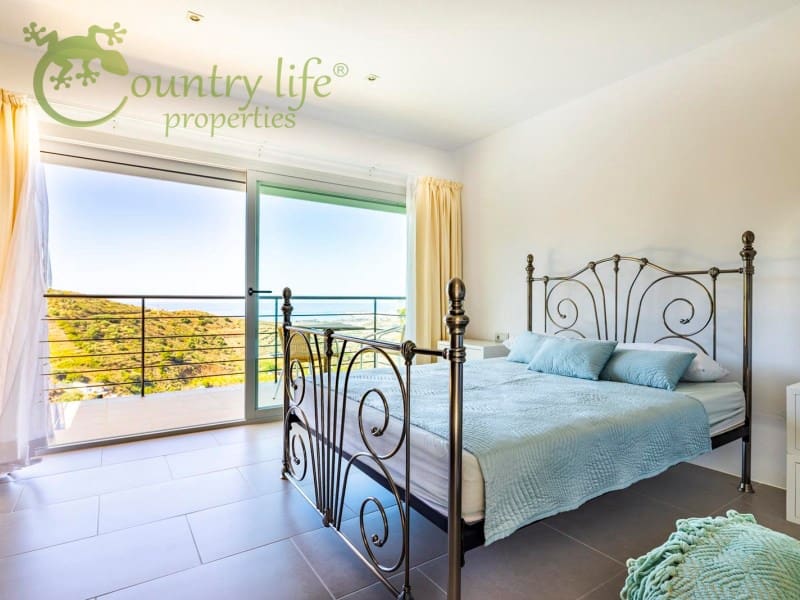 4 slaapkamer Villa te koop in Sayalonga - € 1.350.000 (Ref: 9504675)