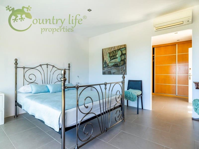 4 slaapkamer Villa te koop in Sayalonga - € 1.350.000 (Ref: 9504675)