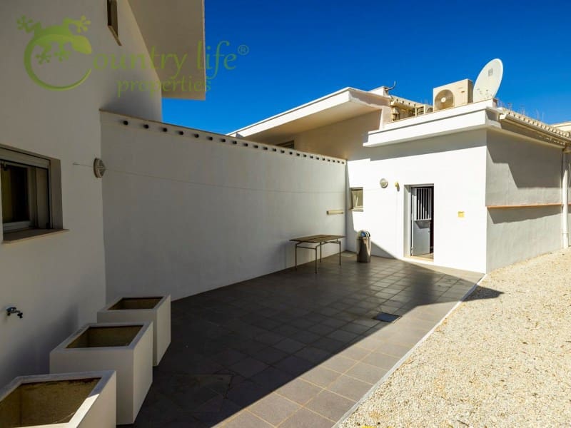 4 slaapkamer Villa te koop in Sayalonga - € 1.350.000 (Ref: 9504675)