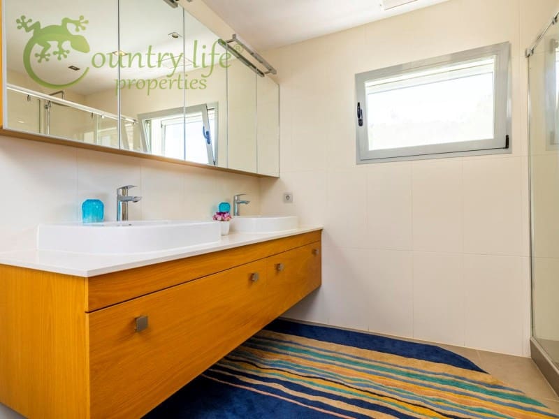 4 slaapkamer Villa te koop in Sayalonga - € 1.350.000 (Ref: 9504675)