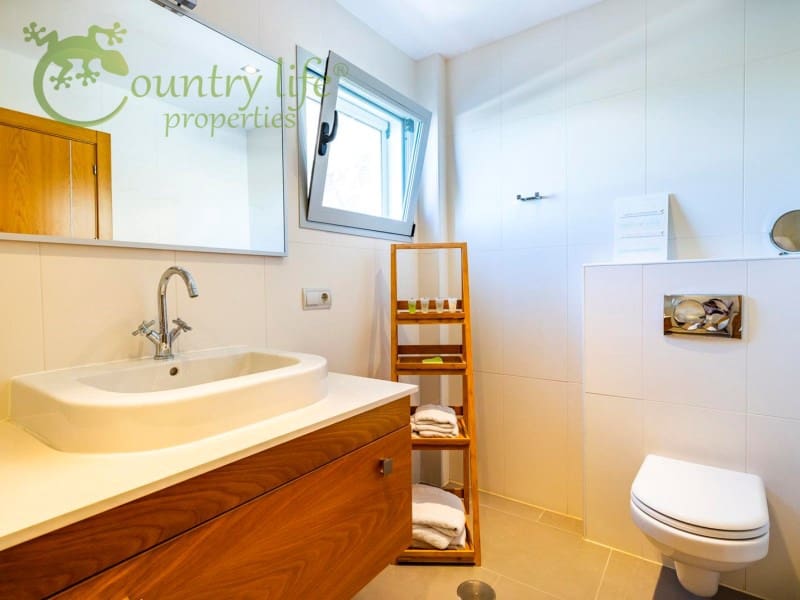 4 slaapkamer Villa te koop in Sayalonga - € 1.350.000 (Ref: 9504675)