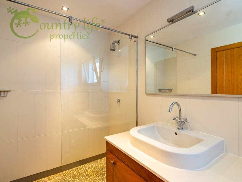 4 slaapkamer Villa te koop in Sayalonga - € 1.350.000 (Ref: 9504675)