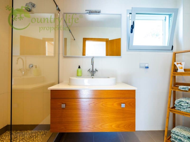 4 slaapkamer Villa te koop in Sayalonga - € 1.350.000 (Ref: 9504675)