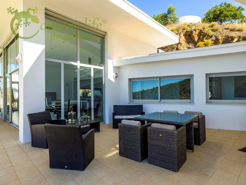 4 slaapkamer Villa te koop in Sayalonga - € 1.350.000 (Ref: 9504675)