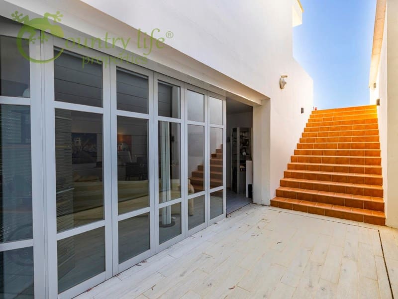 4 slaapkamer Villa te koop in Sayalonga - € 1.350.000 (Ref: 9504675)