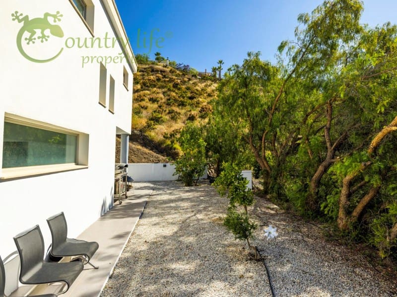 4 slaapkamer Villa te koop in Sayalonga - € 1.350.000 (Ref: 9504675)