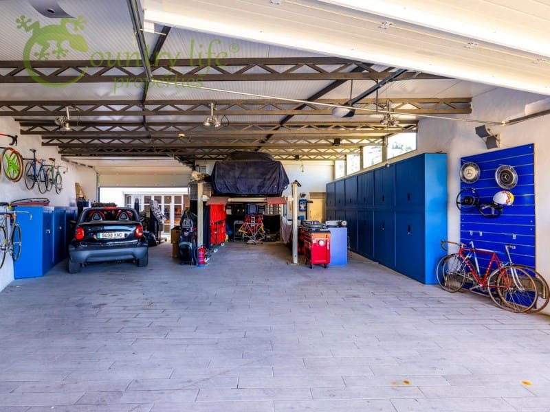 4 slaapkamer Villa te koop in Sayalonga - € 1.350.000 (Ref: 9504675)