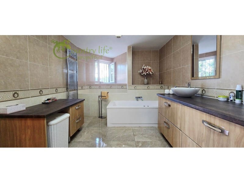 3 bedroom Villa for sale in Vinuela - € 470,000 (Ref: 9655874)