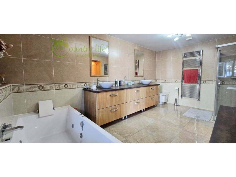 3 bedroom Villa for sale in Vinuela - € 470,000 (Ref: 9655874)