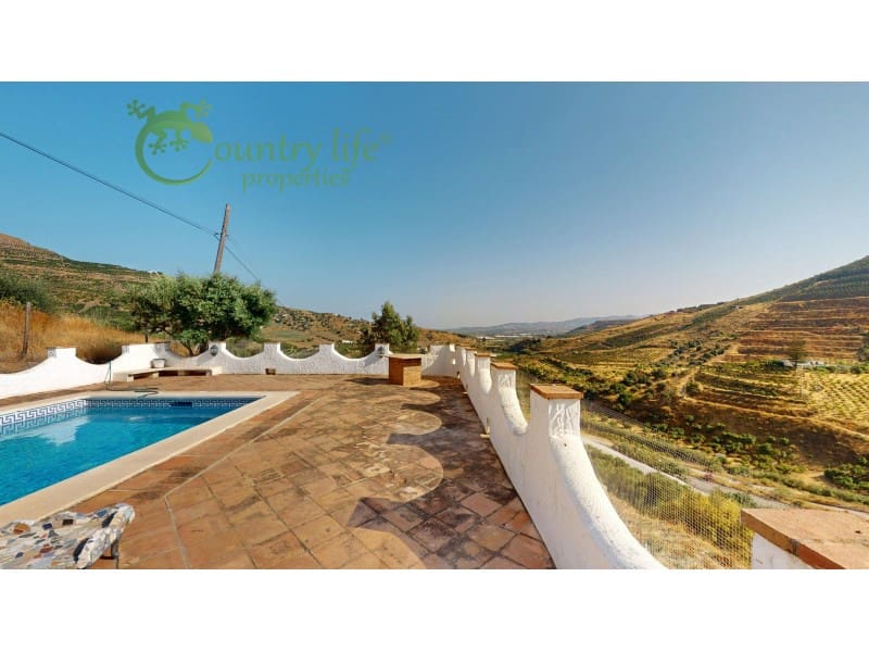 Chalet de 3 habitaciones en Viñuela en venta con piscina - 475.000 € (Ref: 9714754)